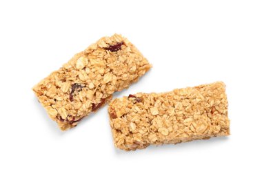 Beyaza izole edilmiş iki lezzetli granola bar, üst manzara.
