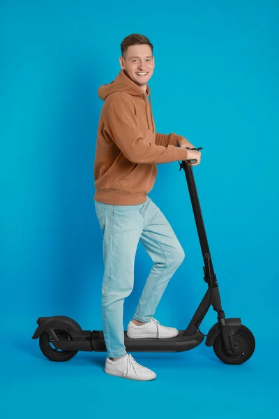 Homem Feliz Com Moderno Scooter Elétrico Pontapé Fundo Azul Claro — Fotografia de Stock