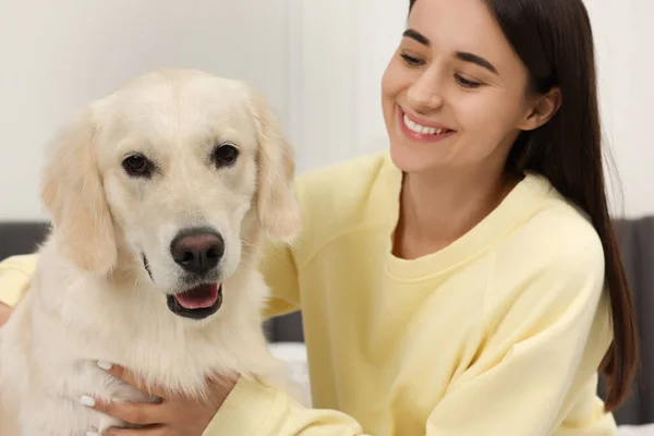 Glückliche Frau Mit Niedlichem Labrador Retriever Hund Hause Liebenswertes Haustier — Stockfoto