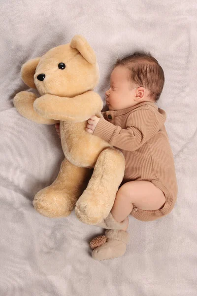 Χαριτωμένο Νεογέννητο Μωρό Κοιμάται Αρκουδάκι Παιχνίδι Κουβέρτα Πάνω Όψη — Φωτογραφία Αρχείου