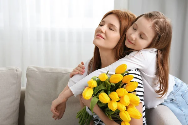 Anya Aranyos Lánya Egy Csokor Sárga Tulipánnal Otthon Szöveg Helye — Stock Fotó