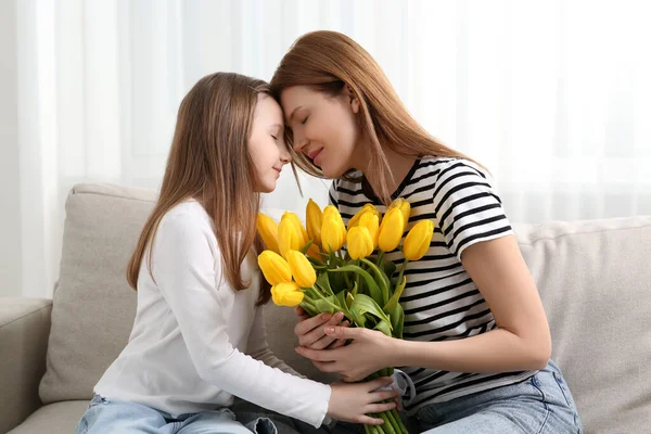 Anya Aranyos Lánya Egy Csokor Sárga Tulipánnal Kanapén Otthon — Stock Fotó