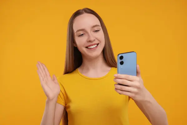 Щаслива Молода Жінка Використовує Смартфон Має Відеочат Жовтому Фоні — стокове фото