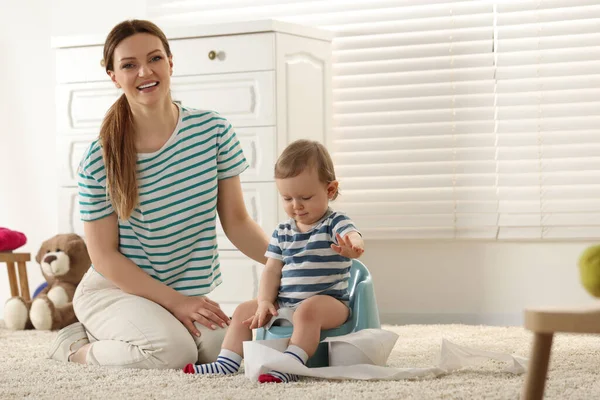 Mutter Schult Ihr Kind Darin Drinnen Auf Babytöpfchen Sitzen Raum — Stockfoto