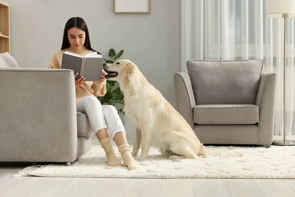 Žena Čtení Knihy Roztomilé Labrador Retrívr Pes Doma Rozkošný Mazlíček — Stock fotografie