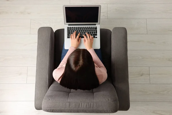 Γυναίκα Που Εργάζεται Laptop Στην Πολυθρόνα Top View — Φωτογραφία Αρχείου