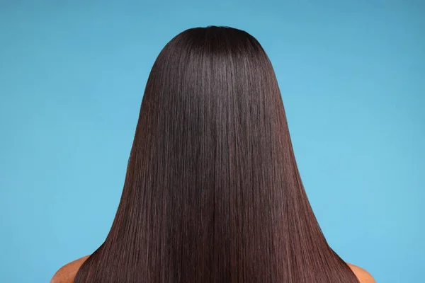 Женщина Здоровыми Волосами После Процедуры Светло Голубом Фоне Вид Сзади — стоковое фото