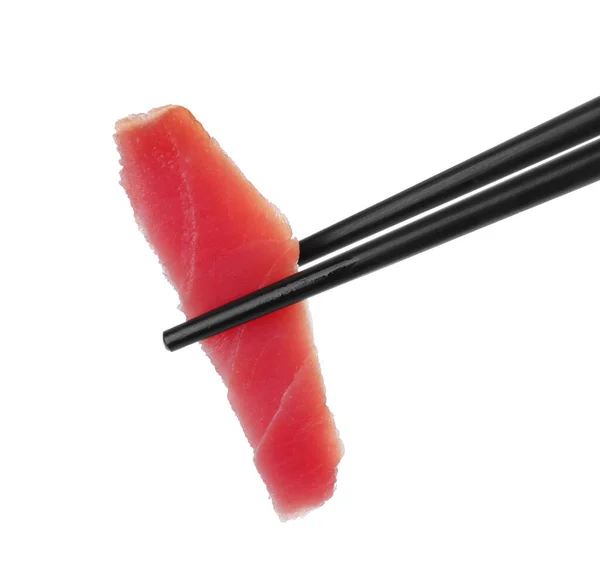 Eetstokjes Met Smakelijke Sashimi Stukje Verse Rauwe Tonijn Geïsoleerd Wit — Stockfoto