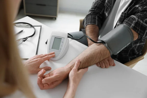 Doctor Measuring Blood Pressure Man Table Indoors Closeup — Stock Photo, Image