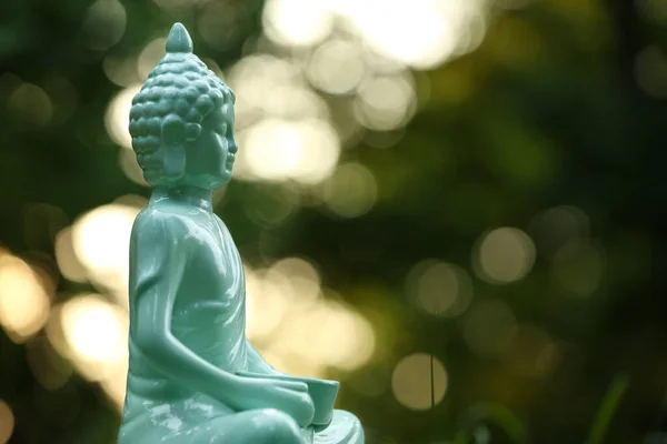 Estatua Decorativa Buda Sobre Fondo Borroso Aire Libre Espacio Para —  Fotos de Stock