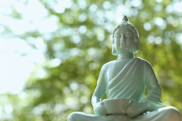 Bulanık Arkaplanda Seramik Buda Heykeli Yakın Plan Metin Için Boşluk — Stok fotoğraf