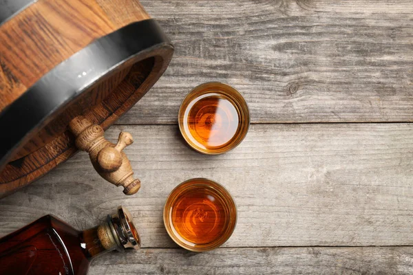 Bril Fles Whisky Met Houten Vat Tafel Plat Gelegd Ruimte — Stockfoto