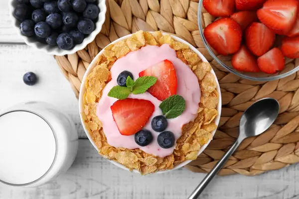 美味的脆玉米片 酸奶和新鲜的浆果放在白色的木制桌子上 平铺在地板上 健康早餐 — 图库照片