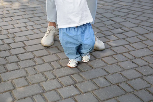 Anya Kisegíti Lányát Miközben Megtanul Szabadban Sétálni Közelről Szöveg Helye — Stock Fotó