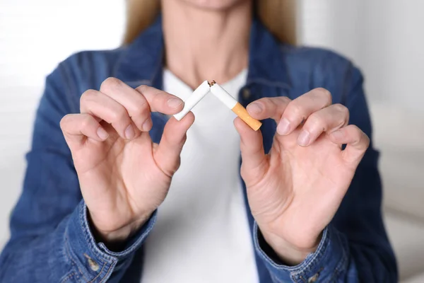 Žena Rozbíjí Cigaretu Světlém Pozadí Selektivní Soustředění Ukončení Koncepce Kouření — Stock fotografie