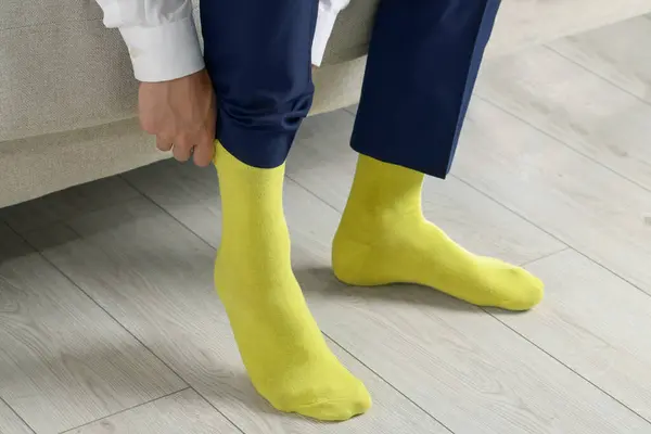 Человек Надевает Жёлтые Носки Помещении Крупным Планом — стоковое фото
