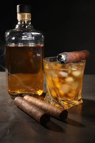 Zigarren Und Whiskey Auf Grauem Tisch Vor Schwarzem Hintergrund — Stockfoto