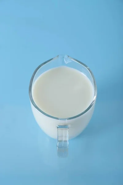 Krug Mit Frischer Milch Auf Hellblauem Hintergrund Oben Ansicht — Stockfoto