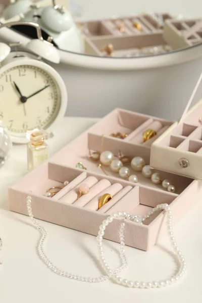Κουτιά Κοσμήματα Πολλά Διαφορετικά Αξεσουάρ Άρωμα Και Ξυπνητήρι Λευκό Τραπέζι — Φωτογραφία Αρχείου