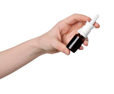 Beyaz arka planda burun spreyi tutan kadın, yakın plan.