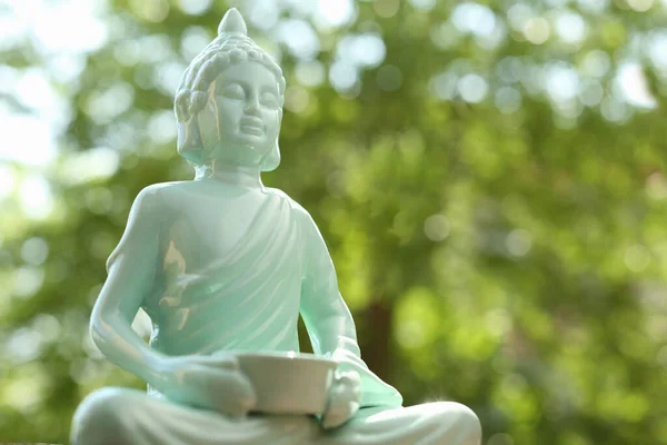 Vackra Keramiska Buddha Skulptur Suddig Bakgrund Närbild Plats För Text — Stockfoto