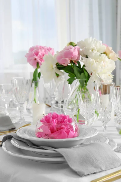 Apparecchiatura Elegante Tavolo Con Belle Peonie Sala Pranzo — Foto Stock
