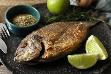 Tabakta servis edilen lezzetli dorado balığı, yakın plan.