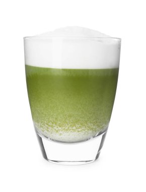 Beyaz üzerine izole edilmiş bir bardak nefis matcha latte.
