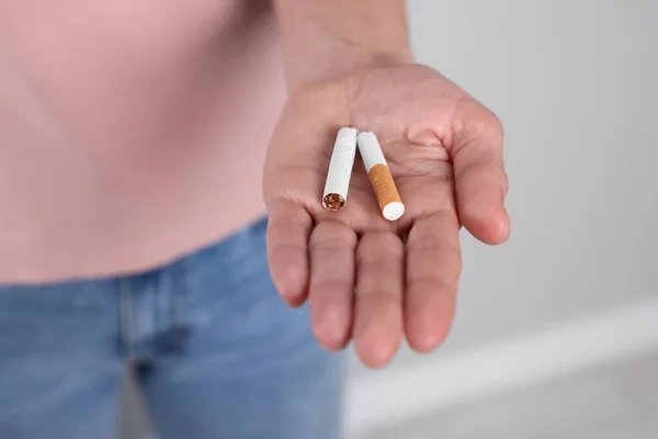 Žena Držící Rozbitou Cigaretu Světlém Pozadí Detailní Záběr Ukončení Koncepce — Stock fotografie