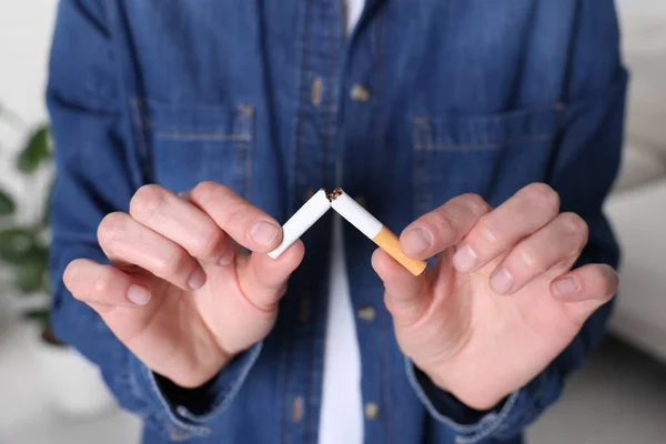 Žena Rozbíjející Cigaretu Rozmazaném Pozadí Detailní Záběr Zastavit Koncept Kouření — Stock fotografie