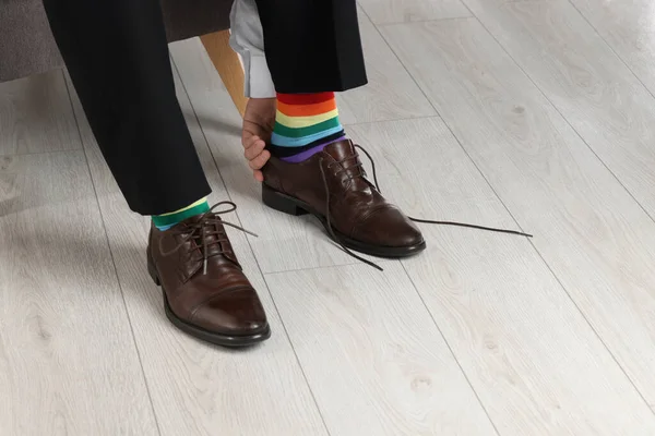 Человек Разноцветных Носках Надевает Стильную Обувь Помещении Крупным Планом — стоковое фото