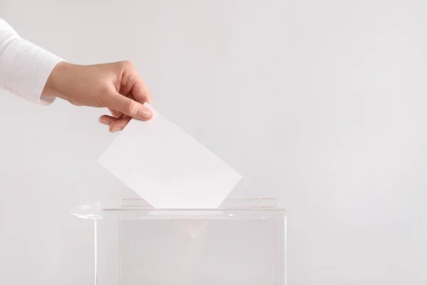 배경에 상자에 그녀의 투표를 클로즈업 텍스트를 — 스톡 사진
