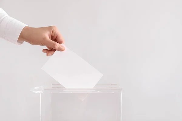 Mulher Colocando Seu Voto Urna Fundo Cinza Claro Close Espaço — Fotografia de Stock