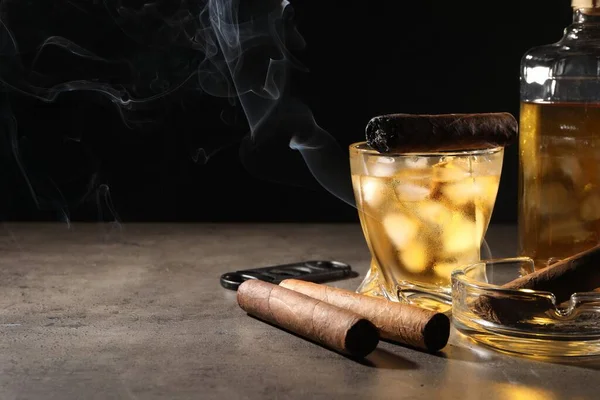Zigarren Aschenbecher Whiskey Und Cutter Auf Grauem Tisch Vor Schwarzem — Stockfoto