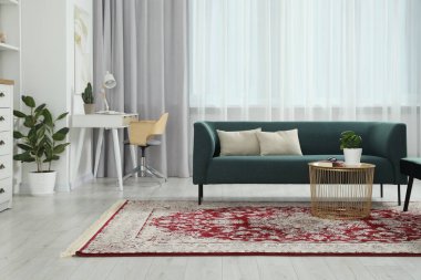 Güzel halısı ve mobilyası olan şık bir oturma odası. İç tasarım