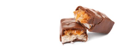 Yarım çikolatalı, beyaz arka planda karamel, metin için yer var.