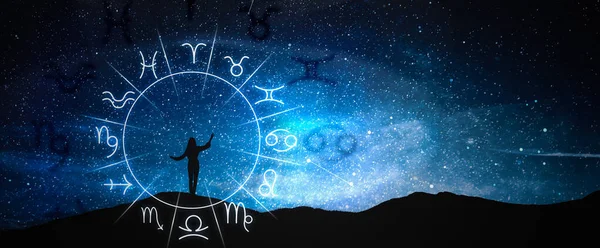 Zodiac Tekerleği Yıldızlı Gökyüzünün Altındaki Dağlarda Bir Kadının Fotoğrafı Mesaj — Stok fotoğraf