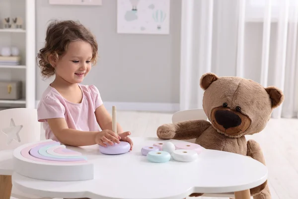 Nettes Kleines Mädchen Spielt Mit Spielzeug Und Teddybär Weißen Tisch — Stockfoto