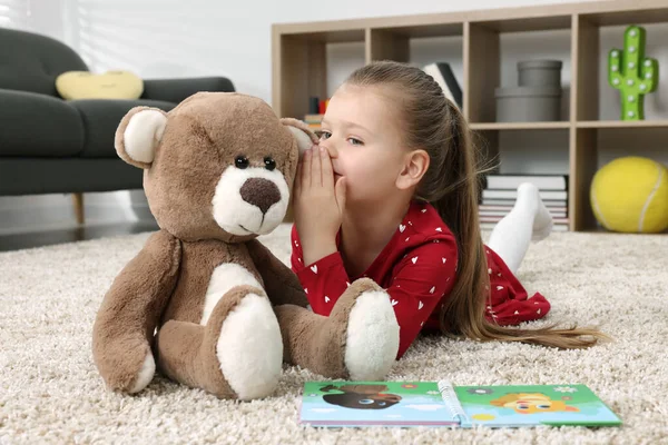 Schattig Klein Meisje Met Teddybeer Thuis Spelen — Stockfoto