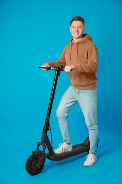 Hombre Feliz Con Scooter Patada Eléctrica Moderna Sobre Fondo Azul —  Fotos de Stock