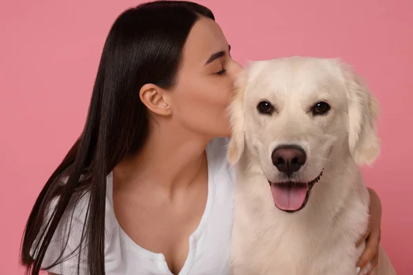 Frau Mit Niedlichem Labrador Retriever Hund Auf Rosa Hintergrund Liebenswertes — Stockfoto