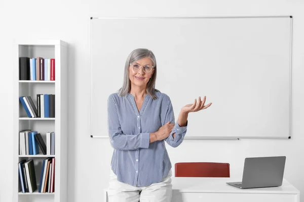 Portrét Usmívajícího Profesora Poblíž Tabule Třídě — Stock fotografie