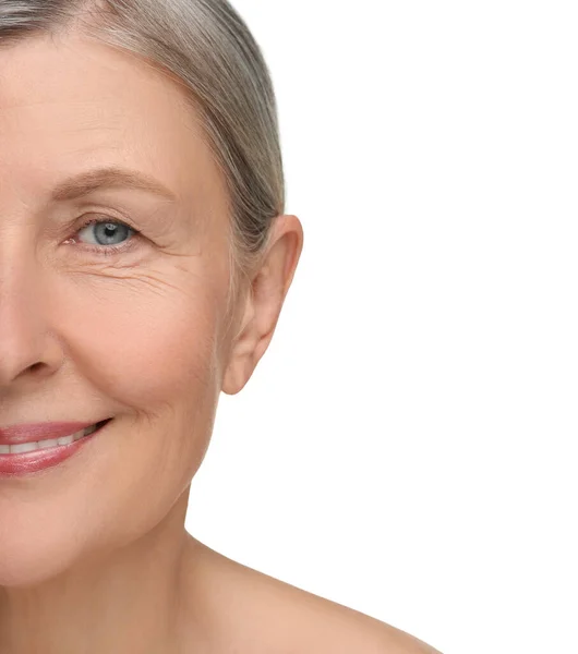 白い背景の老化した肌を持つシニア女性 クローズアップ 若返り治療について — ストック写真
