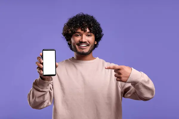 Hombre Sonriente Guapo Mostrando Teléfono Inteligente Sobre Fondo Violeta —  Fotos de Stock