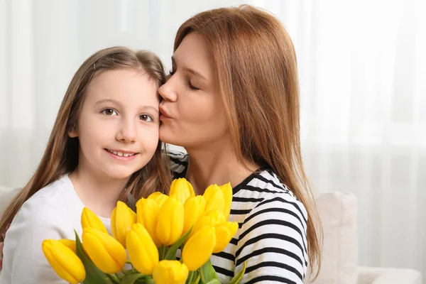 Anya Aranyos Lánya Egy Csokor Sárga Tulipánnal Otthon — Stock Fotó