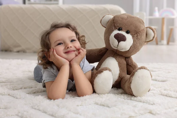 Nettes Kleines Mädchen Mit Teddybär Auf Dem Fußboden Hause — Stockfoto