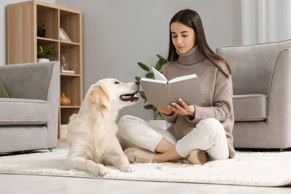 Frau Liest Buch Mit Putzigem Labrador Retriever Hund Auf Dem — Stockfoto