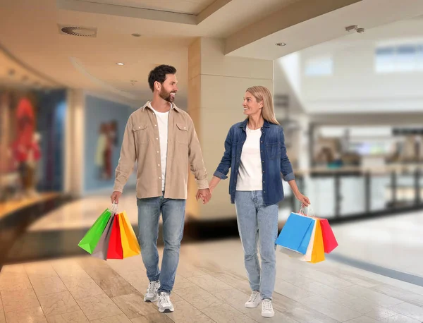 Szczęśliwa Para Torby Zakupy Walking Mall — Zdjęcie stockowe