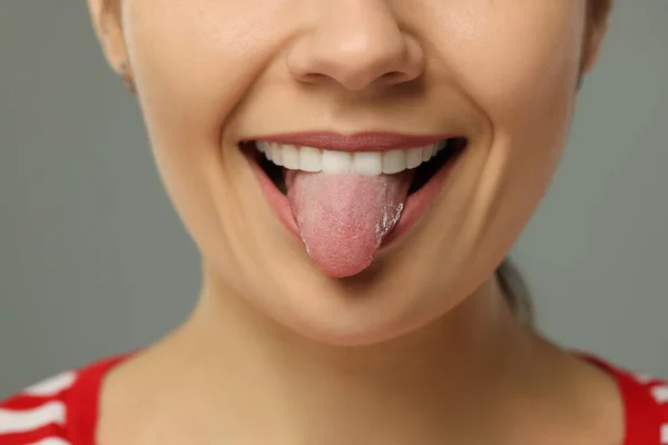 Glückliche Junge Frau Zeigt Ihre Zunge Auf Grauem Hintergrund Nahaufnahme — Stockfoto