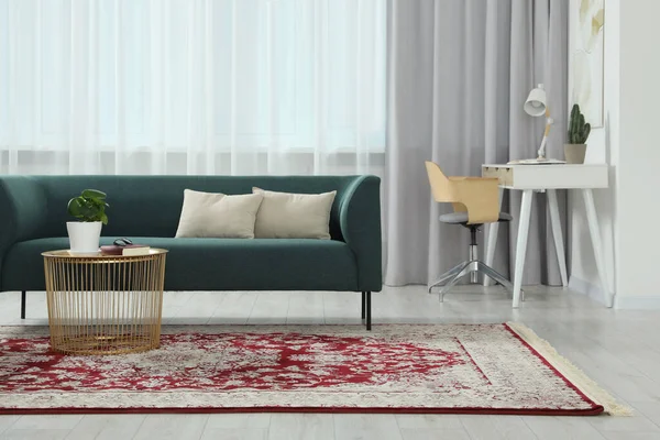 有漂亮地毯和家具的时髦客厅 室内设计 — 图库照片